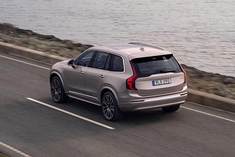 Обновлённый Volvo XC90: косая решётка, более рафинированный салон и прежняя техника