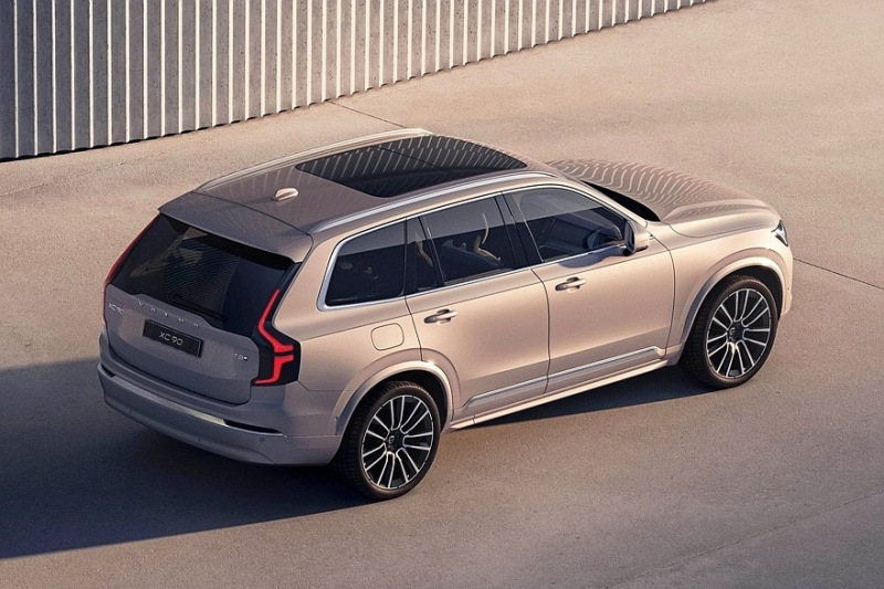 Обновлённый Volvo XC90: косая решётка, более рафинированный салон и прежняя техника