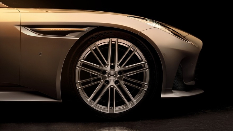 Aston Martin DB12 Goldfinger: купе с золотой отделкой для фанатов Джеймса Бонда