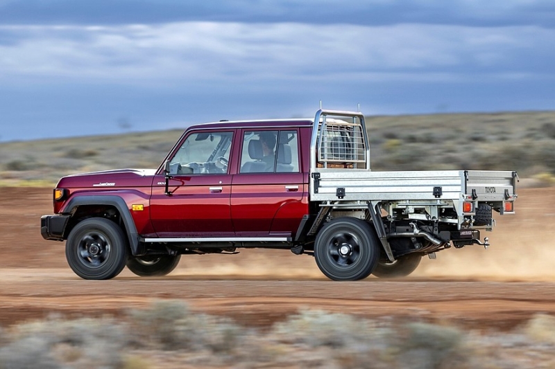 Toyota Land Cruiser 70 лишился мотора V8 на главном рынке и получил новую версию с МКП