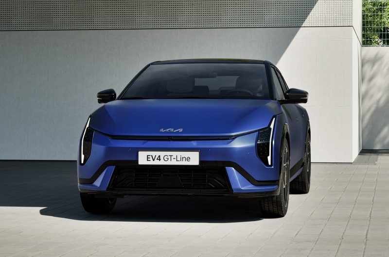 Kia в преддверии скорой премьеры показала экстерьер серийных седана и хэтчбека EV4