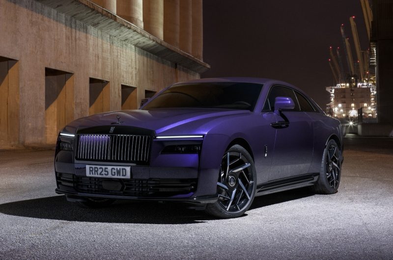 Rolls-Royce рассекретил самую мощную модель марки: представлено купе Black Badge Spectre