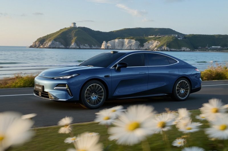 Большой седан Geely Galaxy Starshine 8 EM готовится к старту продаж