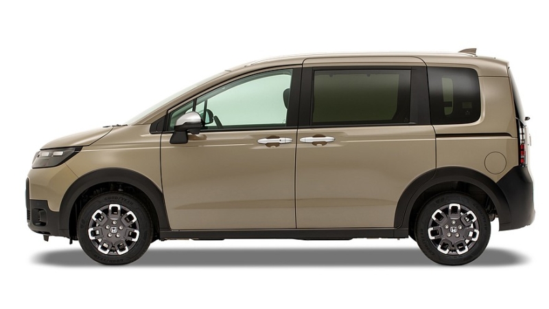 Honda обновила бензиновый компактвэн Freed вслед за гибридом