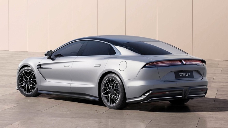 Роскошный седан Yangwang U7 от BYD: электромобиль и гибрид с оппозитным мотором