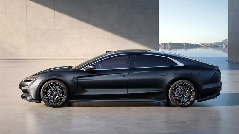 Роскошный седан Yangwang U7 от BYD: электромобиль и гибрид с оппозитным мотором