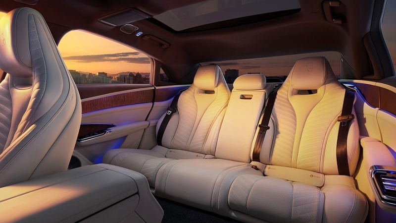 Роскошный седан Yangwang U7 от BYD: электромобиль и гибрид с оппозитным мотором