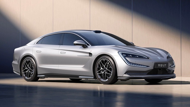 Роскошный седан Yangwang U7 от BYD: электромобиль и гибрид с оппозитным мотором