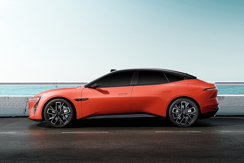 Седан Avatr 06 выходит на рынок: самая дешёвая модель в гамме