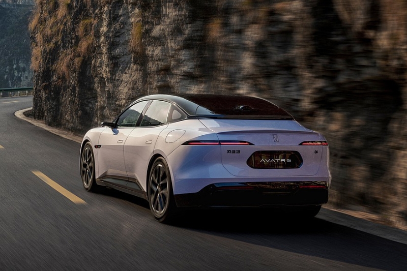 Седан Avatr 06 выходит на рынок: самая дешёвая модель в гамме