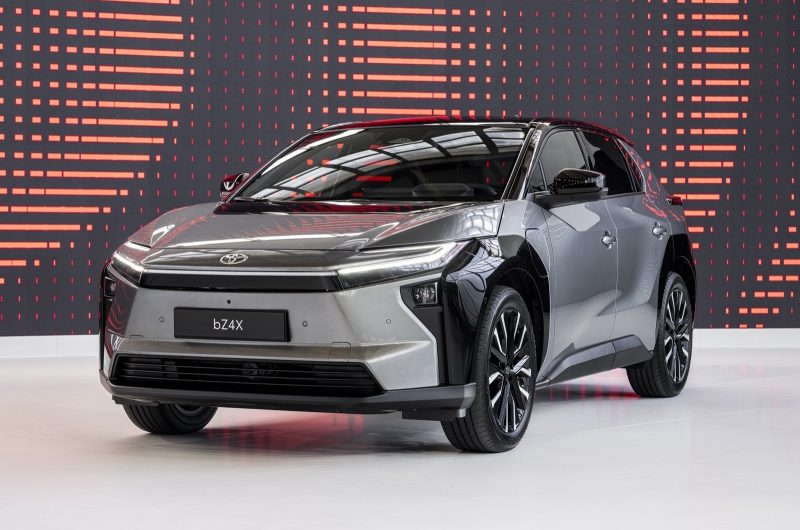 Toyota bZ4X в ходе рестайлинга стал мощнее, дальнобойнее и получил новую стартовую версию