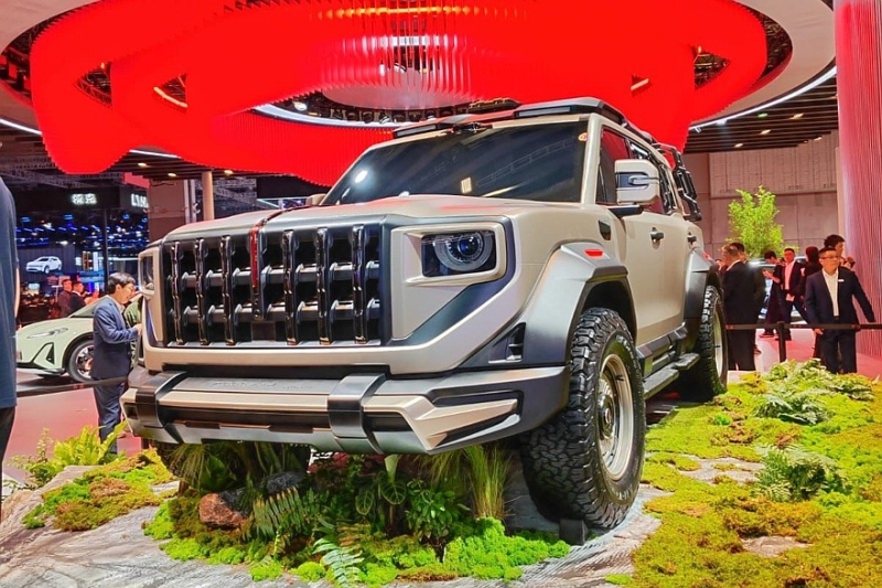 Hongqi анонсировала брутальный гибридный внедорожник с четырьмя электромоторами