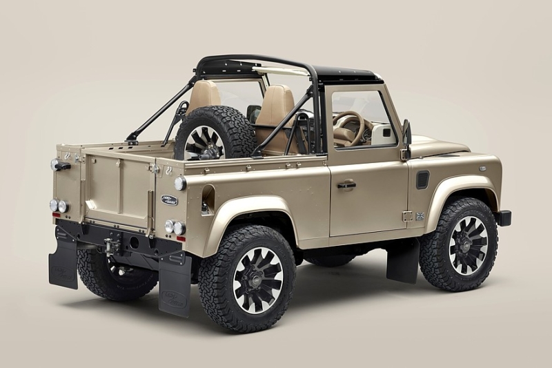 Классический Defender с V8 и мягким верхом теперь доступен и в заводском исполнении