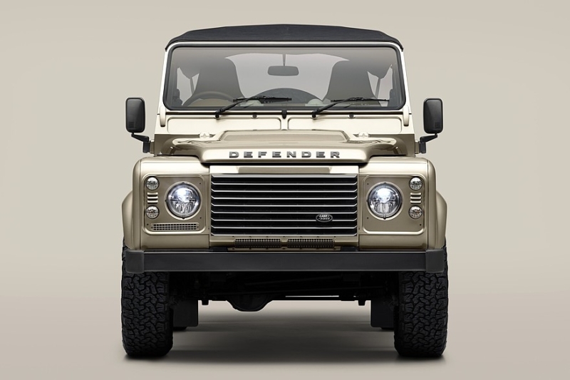 Классический Defender с V8 и мягким верхом теперь доступен и в заводском исполнении