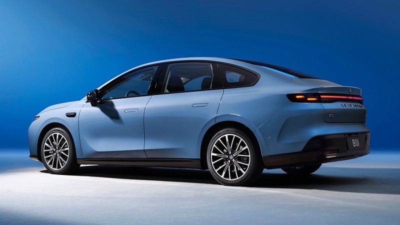 Leapmotor B01: дешёвый, но щедро оснащённый седан на базе кроссовера B10