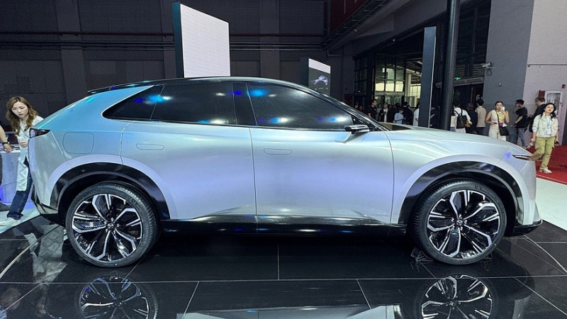 Mazda EZ-60: китайская платформа, большое табло в салоне и глобальные амбиции