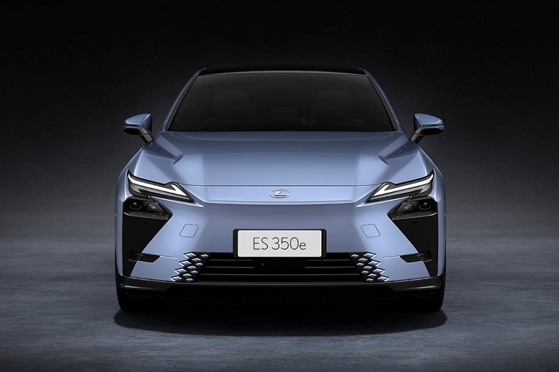 Новый седан Lexus ES: гибрид или электрокар и два варианта оформления салона