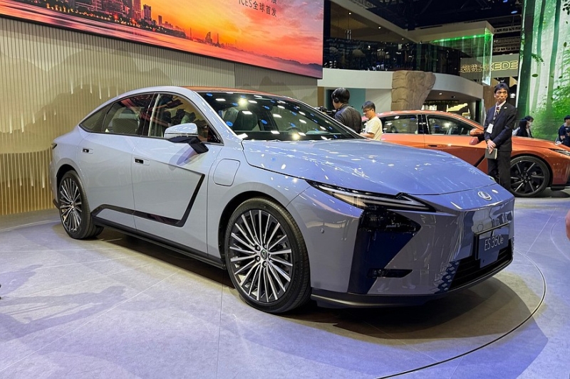 Новый седан Lexus ES: гибрид или электрокар и два варианта оформления салона