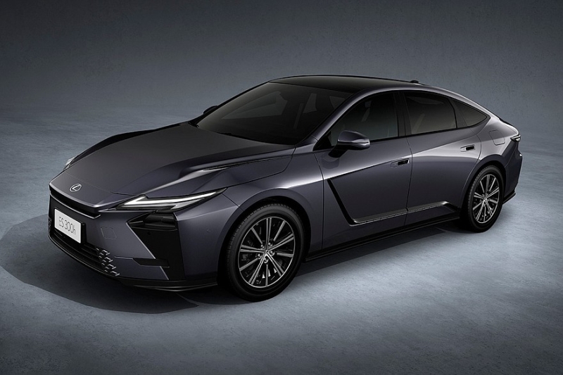 Новый седан Lexus ES: гибрид или электрокар и два варианта оформления салона