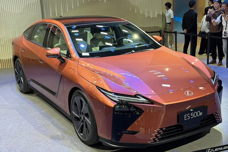 Новый седан Lexus ES: гибрид или электрокар и два варианта оформления салона