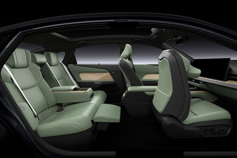 Новый седан Lexus ES: гибрид или электрокар и два варианта оформления салона