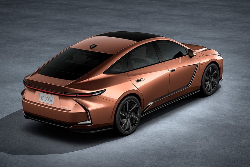 Новый седан Lexus ES: гибрид или электрокар и два варианта оформления салона