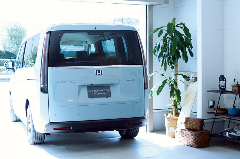 Обновлён популярный минивэн Honda Step WGN: расширенное оснащение и особая версия