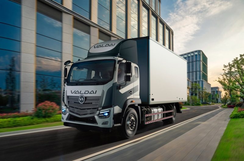 Пополнение в коммерческом сегменте: в России стартовали продажи грузовика Валдай 18