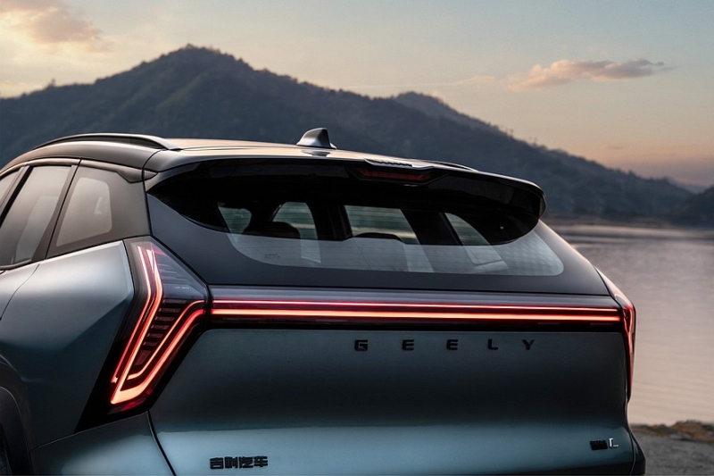 Представлен новый Geely Atlas: упрощённый дизайн и богатое оснащение