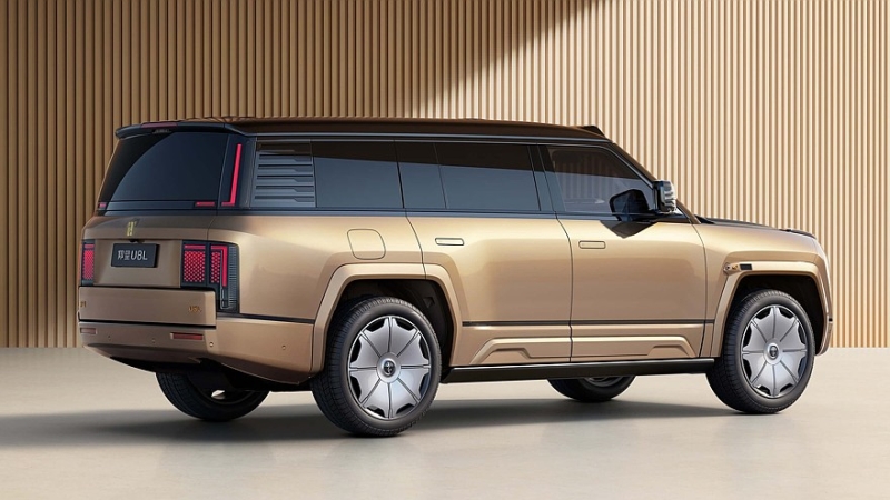 Роскошный внедорожник Yangwang U8 обрёл удлинённую версию с золотыми эмблемами