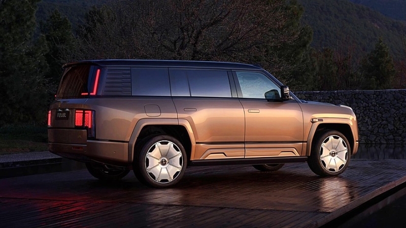 Роскошный внедорожник Yangwang U8 обрёл удлинённую версию с золотыми эмблемами