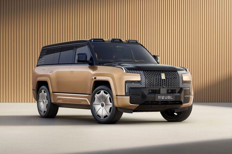 Роскошный внедорожник Yangwang U8 обрёл удлинённую версию с золотыми эмблемами