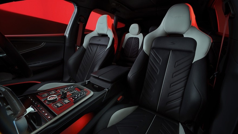 Топовый кроссовер Aston Martin DBX S: форсированный битурбомотор V8 и улучшенная динамика