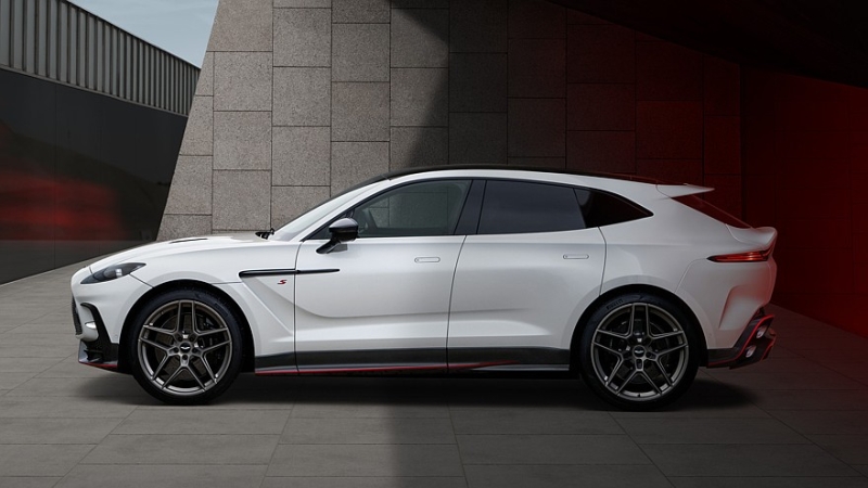 Топовый кроссовер Aston Martin DBX S: форсированный битурбомотор V8 и улучшенная динамика