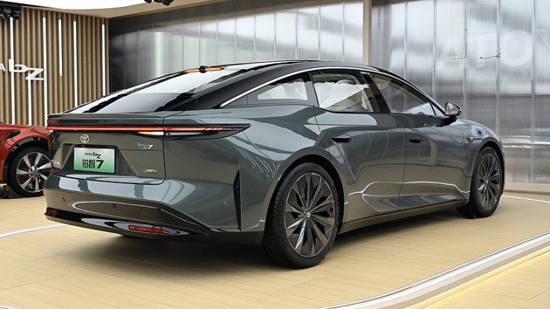 Toyota bZ7 стал новым флагманским седаном китайской линейки бренда