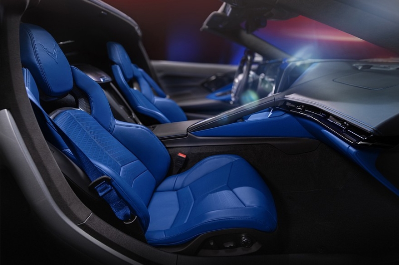 Chevrolet Corvette получил обновлённый интерьер с новыми экранами и без ряда кнопок