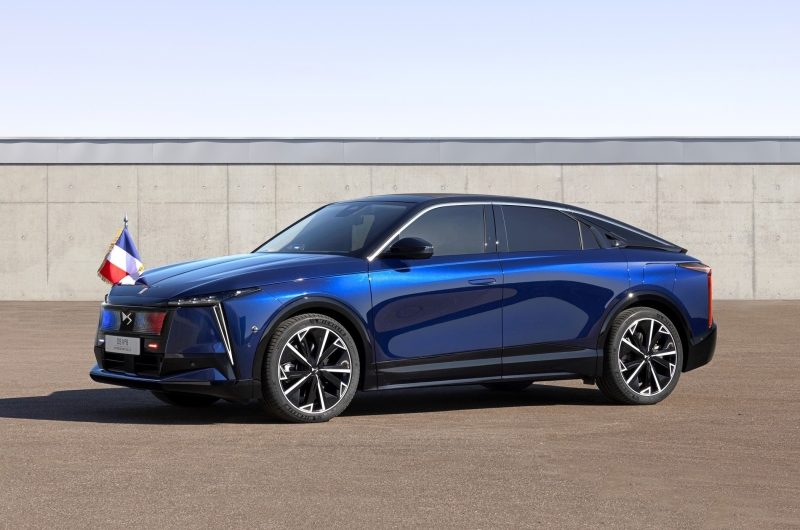 Эмманюэль Макрон получил ко Дню Победы новый автомобиль — бронированный DS N°8