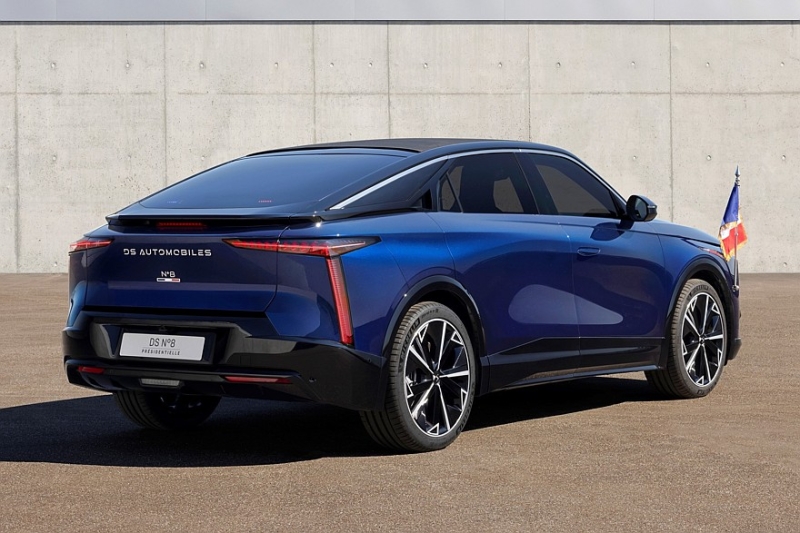 Эмманюэль Макрон получил ко Дню Победы новый автомобиль — бронированный DS N°8