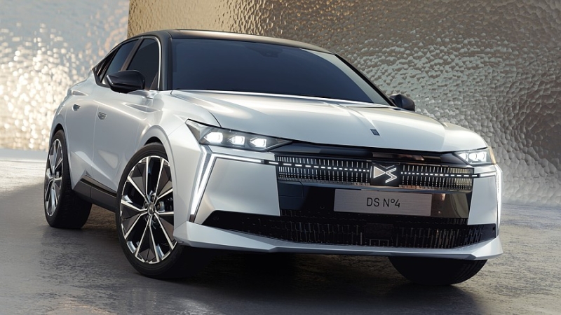 Хэтчбек DS 4 сменил имя на DS №4 после рестайлинга и обзавёлся электрической версией