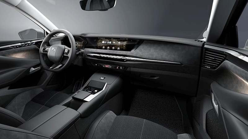 Хэтчбек DS 4 сменил имя на DS №4 после рестайлинга и обзавёлся электрической версией