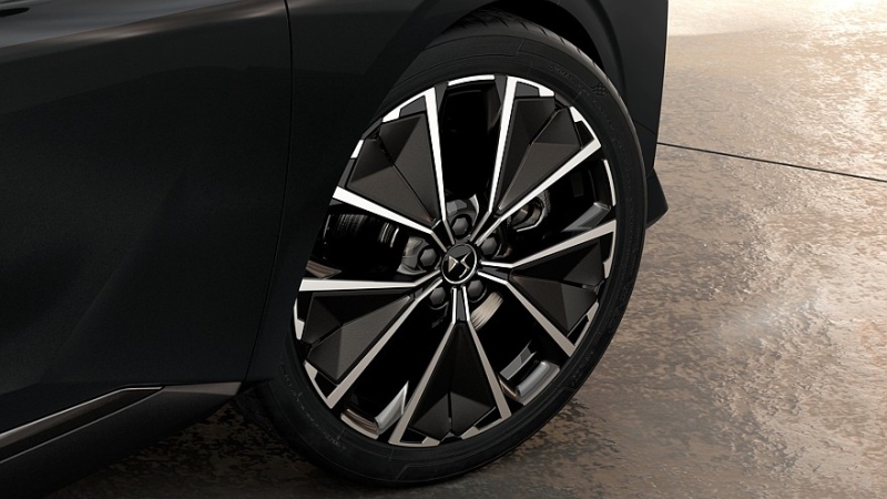 Хэтчбек DS 4 сменил имя на DS №4 после рестайлинга и обзавёлся электрической версией