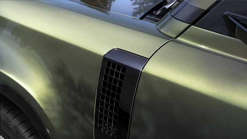 Land Rover освежил Defender: изменения в оптике и новый мультимедийный тачскрин