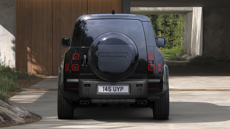 Land Rover освежил Defender: изменения в оптике и новый мультимедийный тачскрин