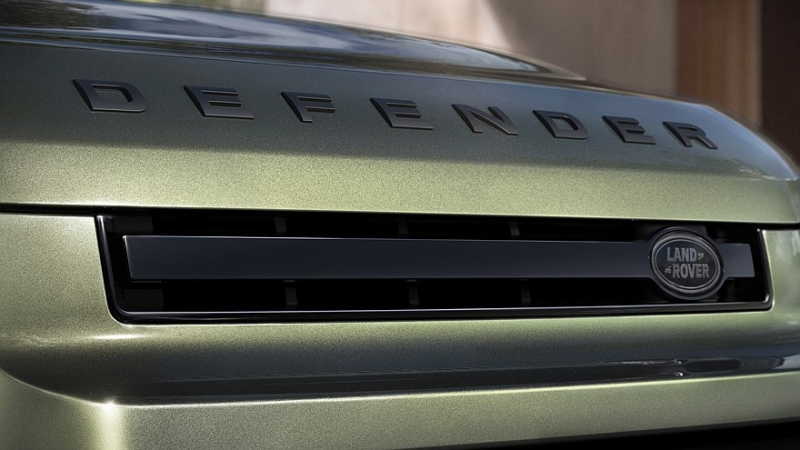 Land Rover освежил Defender: изменения в оптике и новый мультимедийный тачскрин