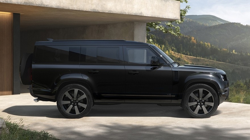 Land Rover освежил Defender: изменения в оптике и новый мультимедийный тачскрин