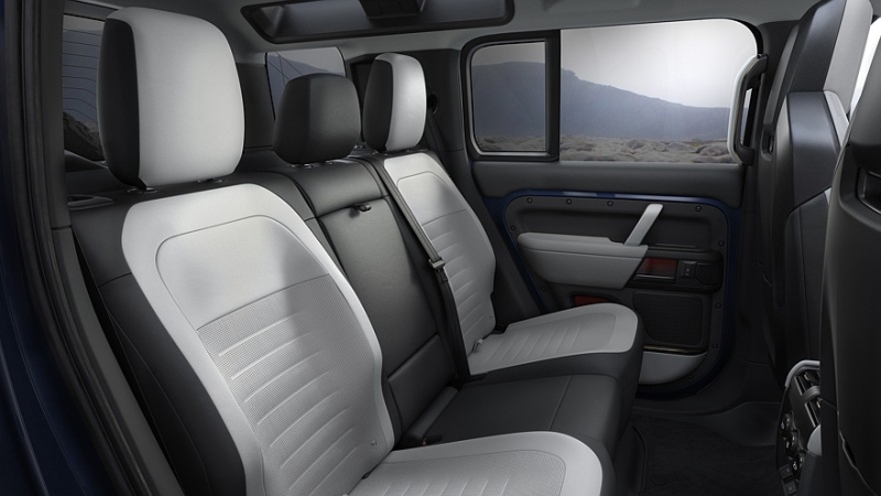 Land Rover освежил Defender: изменения в оптике и новый мультимедийный тачскрин