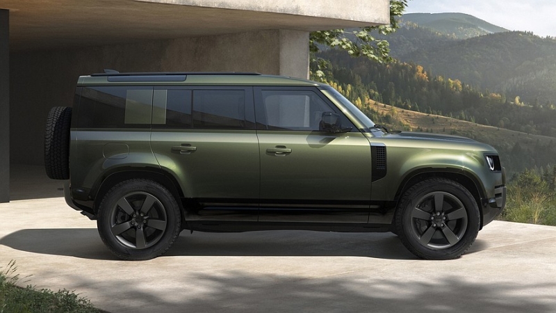 Land Rover освежил Defender: изменения в оптике и новый мультимедийный тачскрин