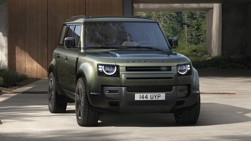 Land Rover освежил Defender: изменения в оптике и новый мультимедийный тачскрин