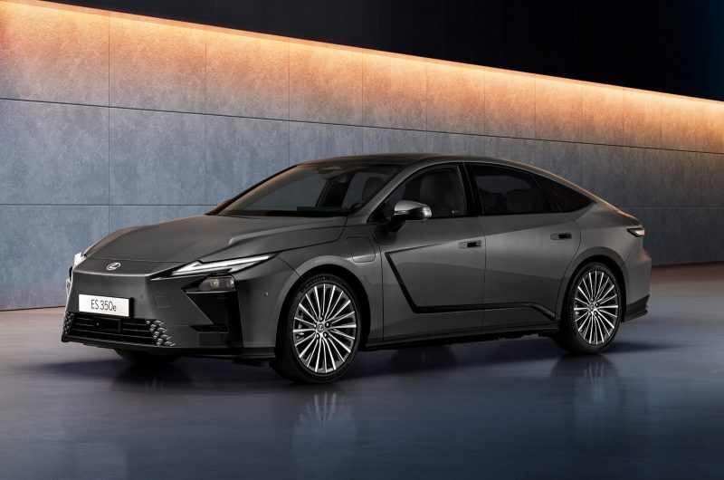 Lexus ES нового поколения дебютировал в Европе: подробности о технике