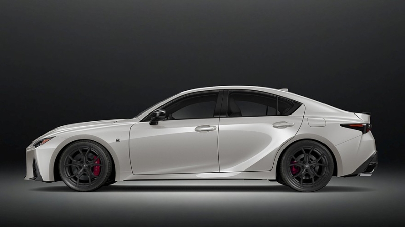 Lexus обновил кроссовер RZ и добавил новую спецверсию седану IS в США